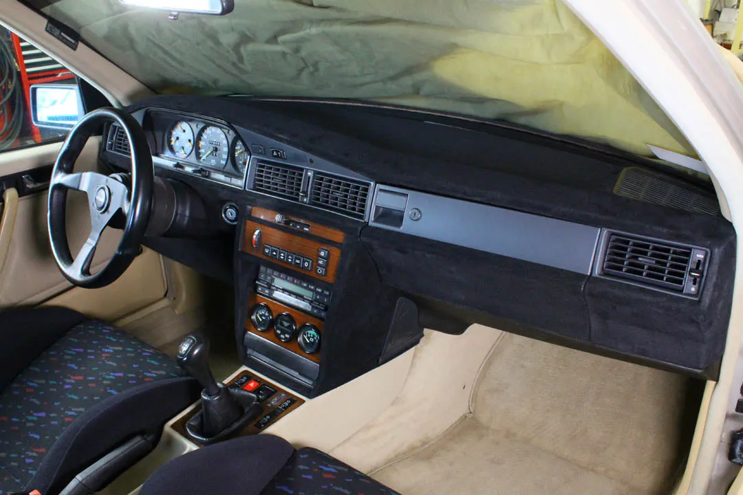 190E (W201) - Upper dash kit - Carbon fiber trim