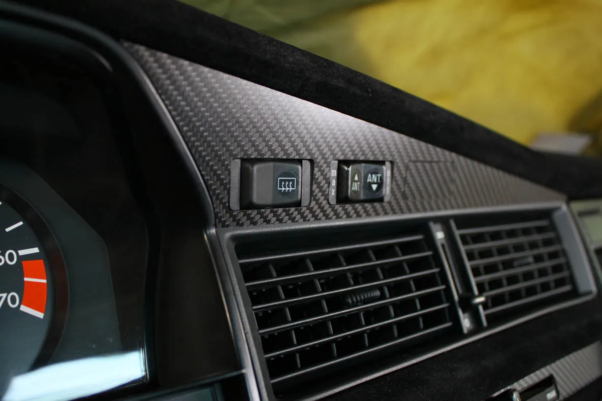 190E (W201) - Upper dash kit - Carbon fiber trim