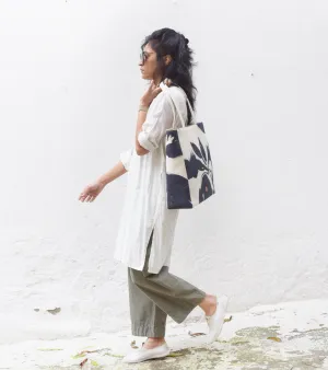 Black phoebe tote