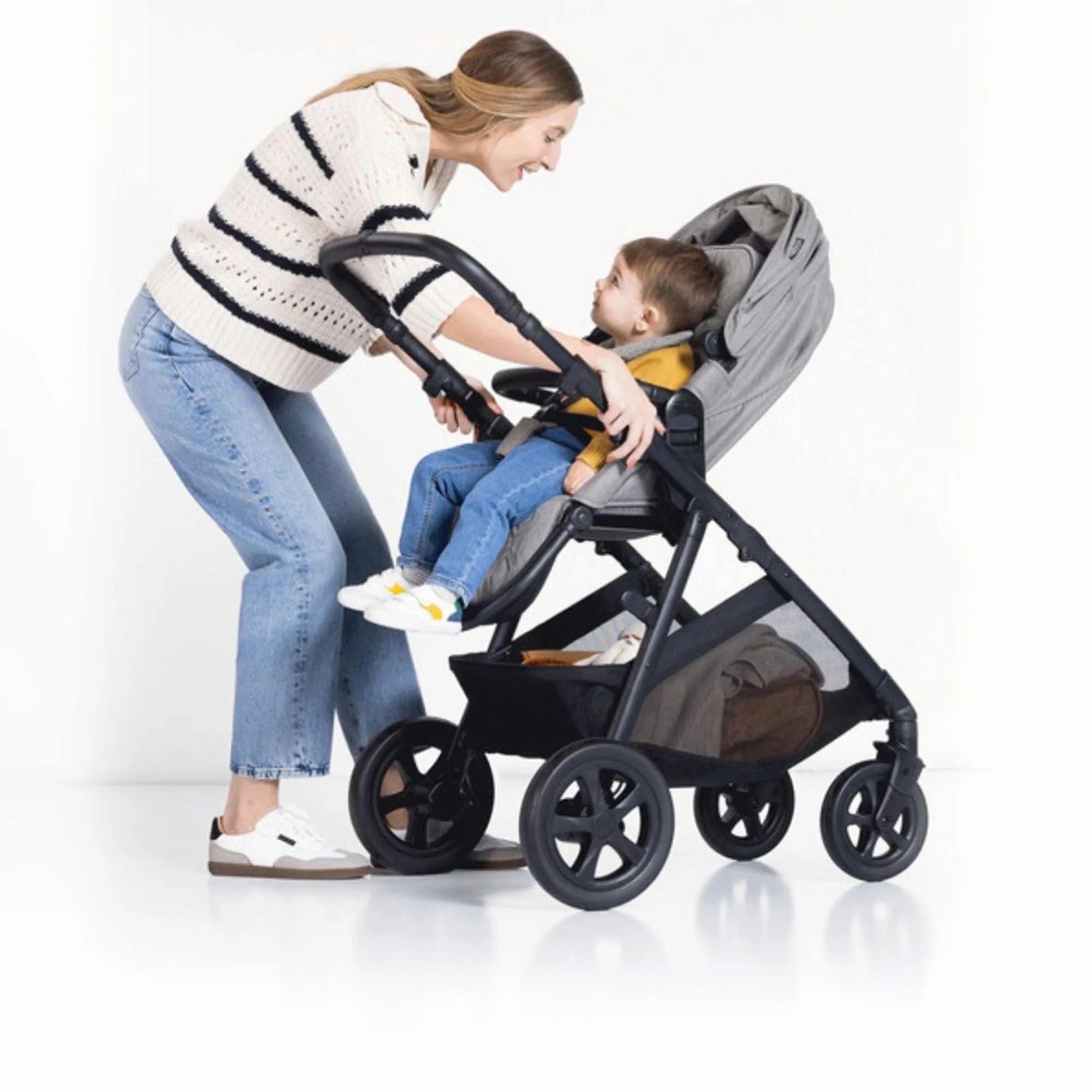 Graco Near2Me DLX Trio inc. Pushchair, Carrycot and Snuglite - Ash