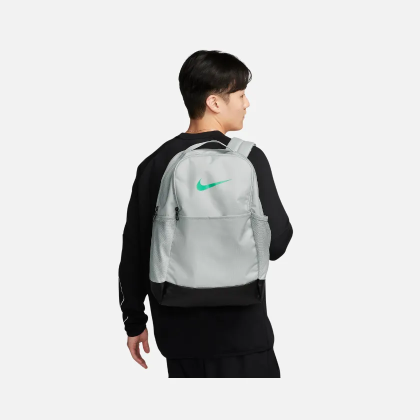Nike Brasilia 9.5 Training Backpack (Medium, 24L) - Light Silver/Black/Stadium Green