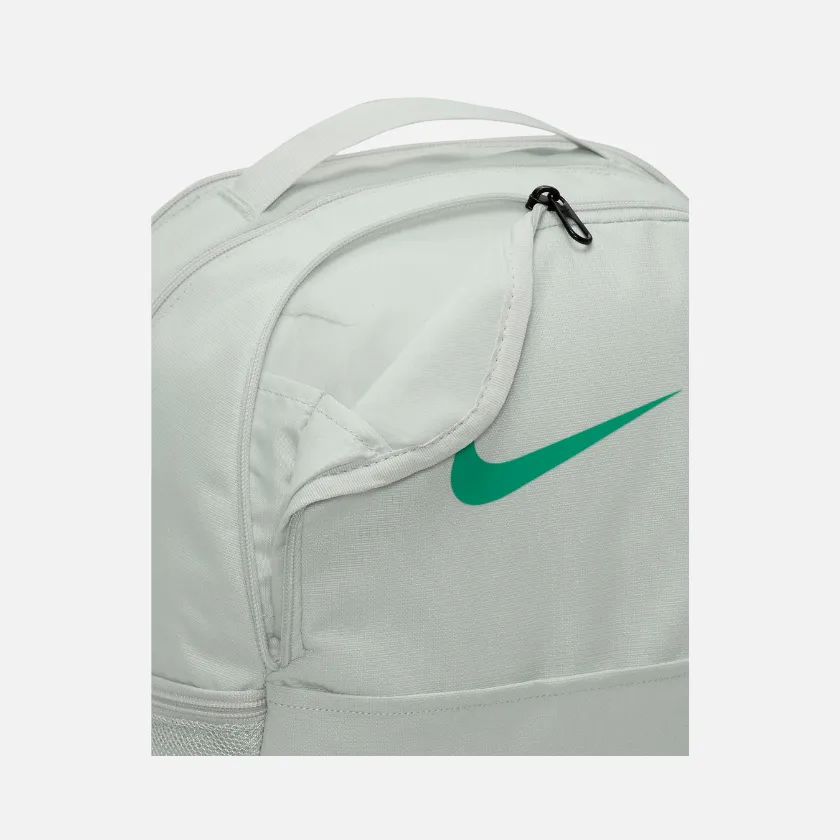 Nike Brasilia 9.5 Training Backpack (Medium, 24L) - Light Silver/Black/Stadium Green