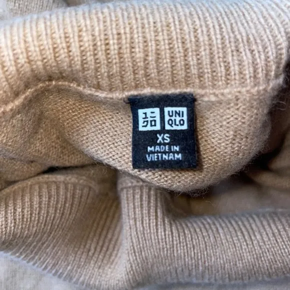 NWOT 100% Cashmere Uniqlo Camel Turtleneck Sweater XS