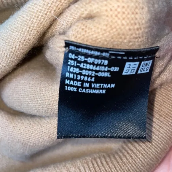 NWOT 100% Cashmere Uniqlo Camel Turtleneck Sweater XS